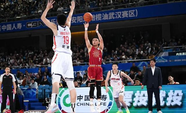 开yun体育平台官网入口登录-CBA八强夜爆冷？北京赛季三杀广东，上海轻取山东